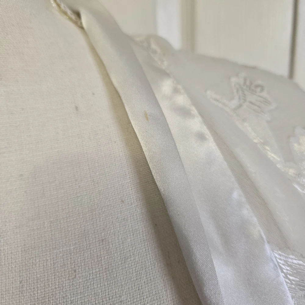 Vintage 1990s Y2k Dominique Simone Elegant White Floral Kimono Robe